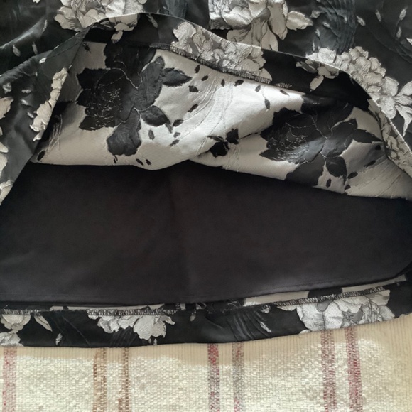 Simons black floral skirt size 6 (4) - Picture 6 of 9